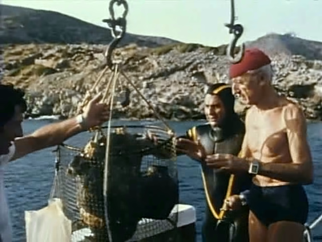 JJ Cousteau, avec une Omega Chronometer, et son bonnet rouge