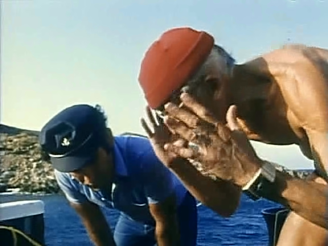 Encore Cousteau et son bonnet rouge.  Il joue à chache-cache avec Jojo le Mérou
